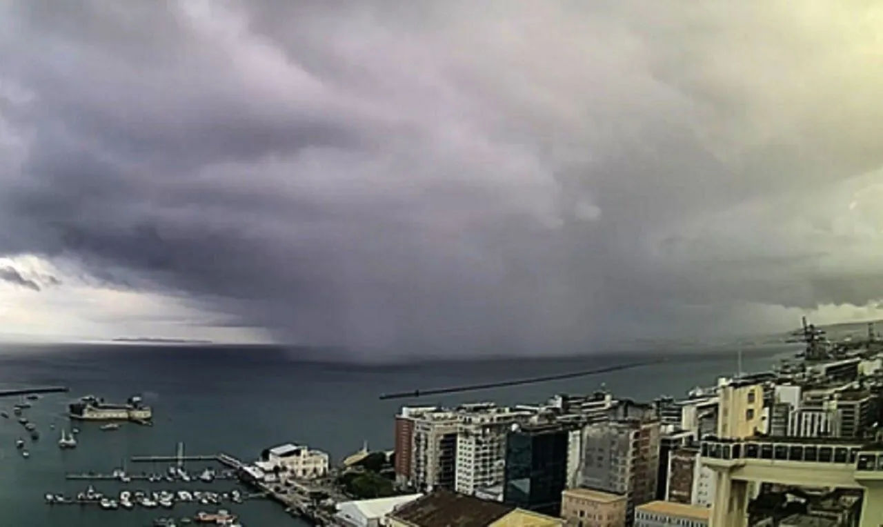 A imagem mostra o avanço de chuva em Salvador